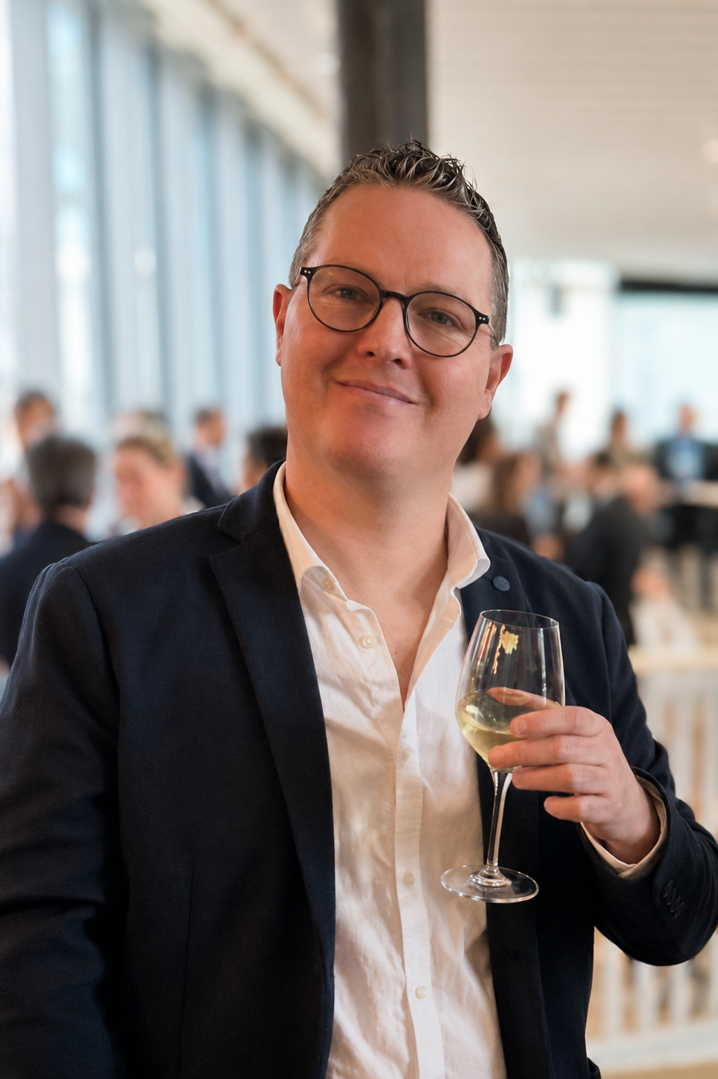 Fabien, sommelier ASSP, avec un verre de vin blanc